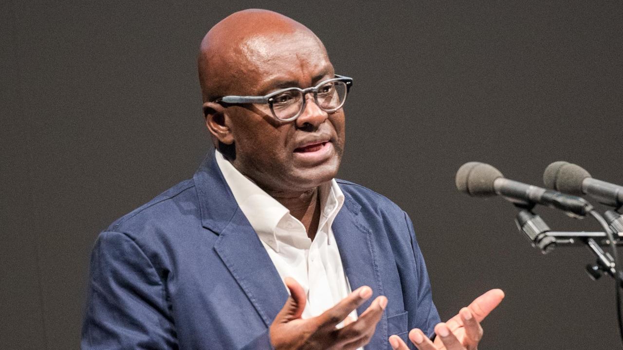 Der kamerunische Historiker und Philosoph Achille Mbembe im Mai 2017 im Hamburger Thalia Theater. Der kamerunische Historiker und Philosoph Achille Mbembe im Mai 2017 im Hamburger Thalia Theater.