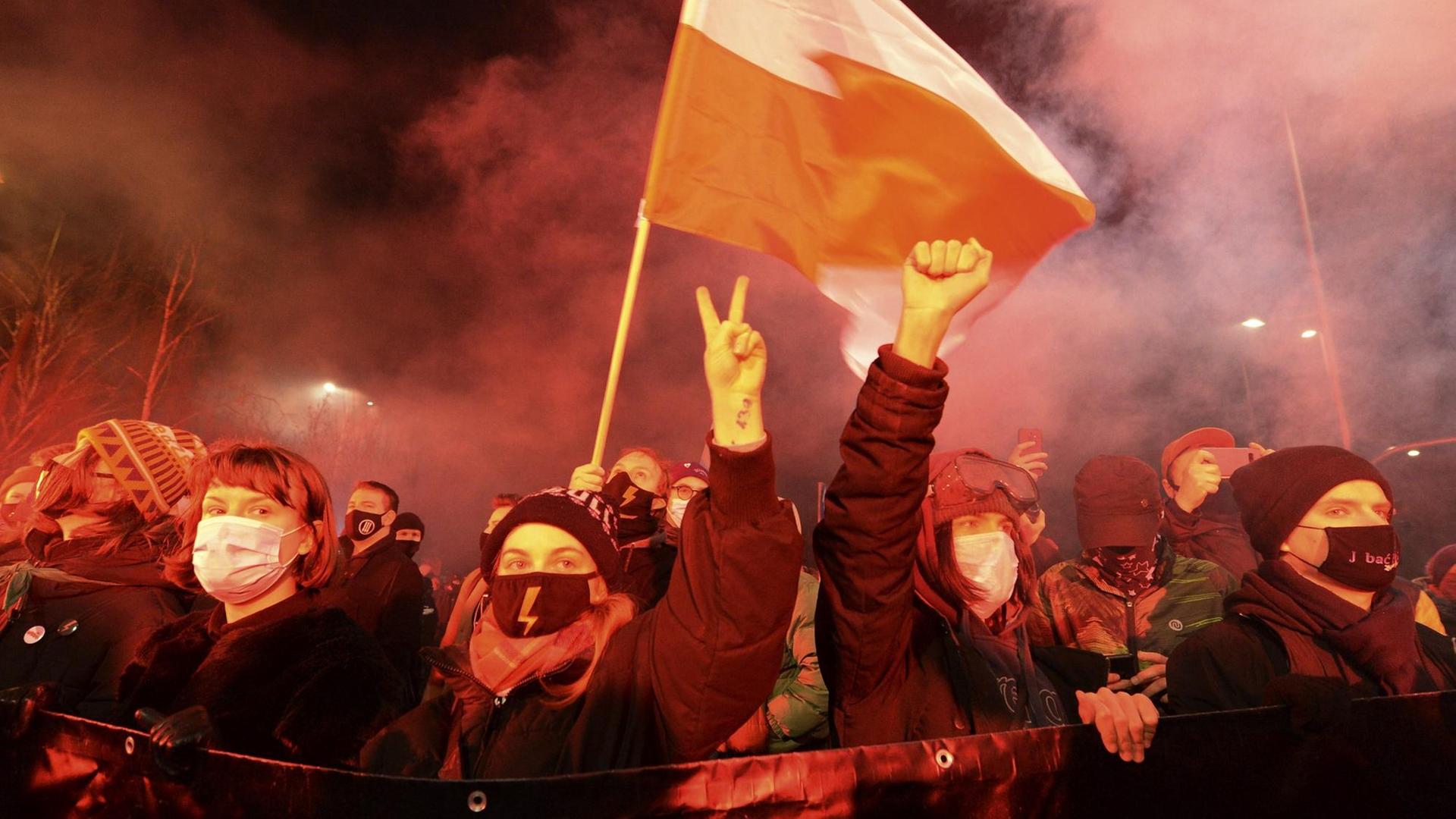 In Polen protestieren Menschen gegen das strengere Abtreibungs-Recht. In Polen protestieren Menschen gegen das strengere Abtreibungs-Recht.