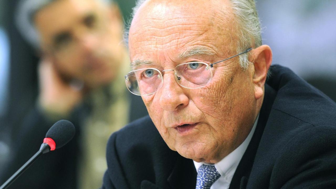 Verfassungsrechtler Rupert Scholz, spricht am Freitag (20.04.2012) im Landtag in Stuttgart vor dem EnBW-Untersuchungsausschuss Verfassungsrechtler Rupert Scholz, spricht am Freitag (20.04.2012) im Landtag in Stuttgart vor dem EnBW-Untersuchungsausschuss
