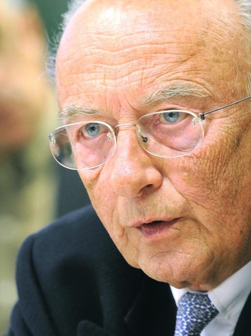Verfassungsrechtler Rupert Scholz, spricht am Freitag (20.04.2012) im Landtag in Stuttgart vor dem EnBW-Untersuchungsausschuss