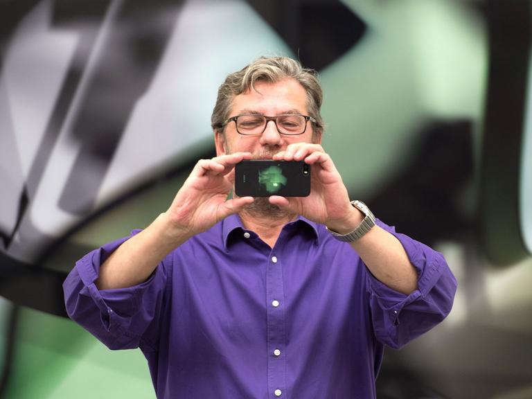 Der Fotograf Thomas Ruff vor einem seiner "Photogramme" in der Ausstellung "Lichten" in der Kunsthalle Düsseldorf.