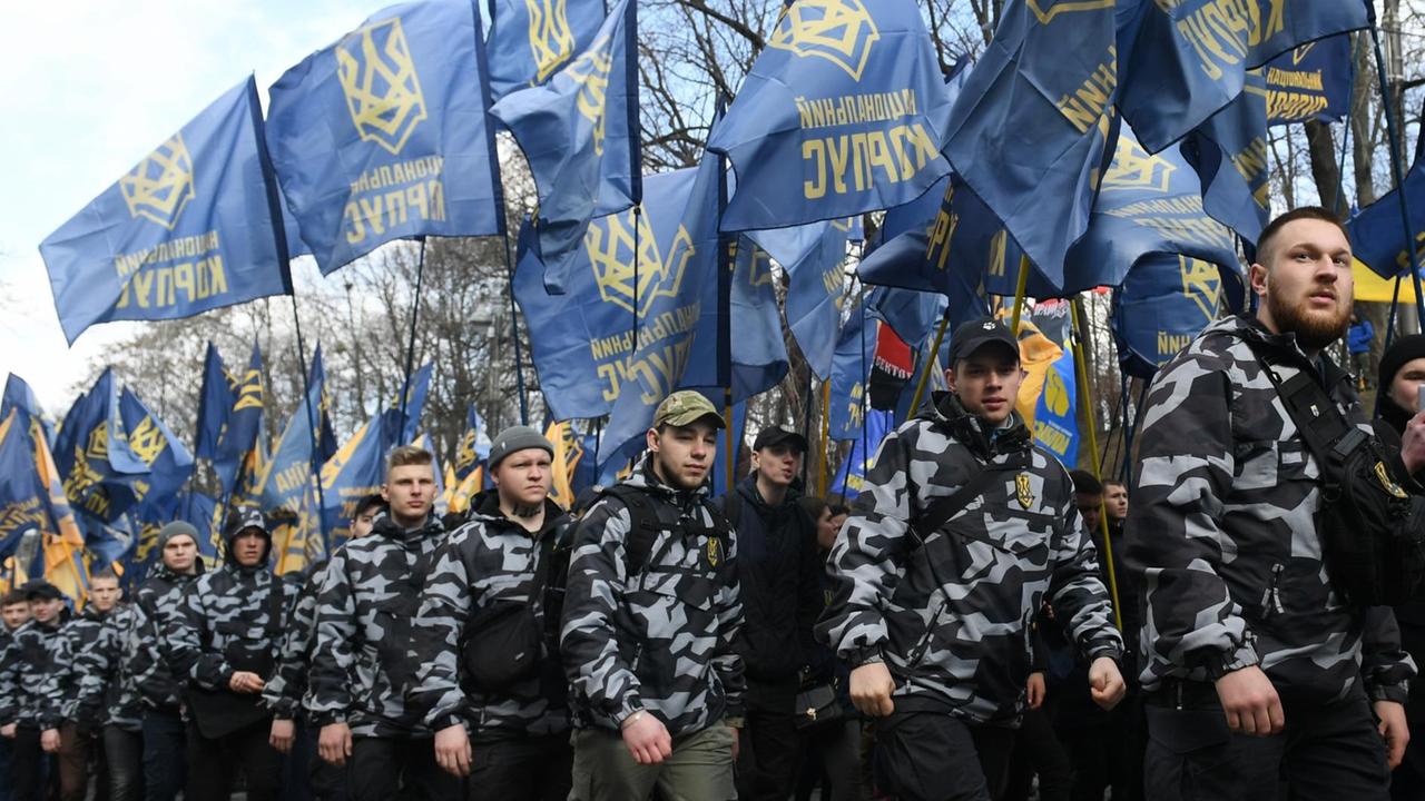 Ukrainische Nationalisten beim Marsch "Für eine ukrainische Zukunft ohne Oligarchen"