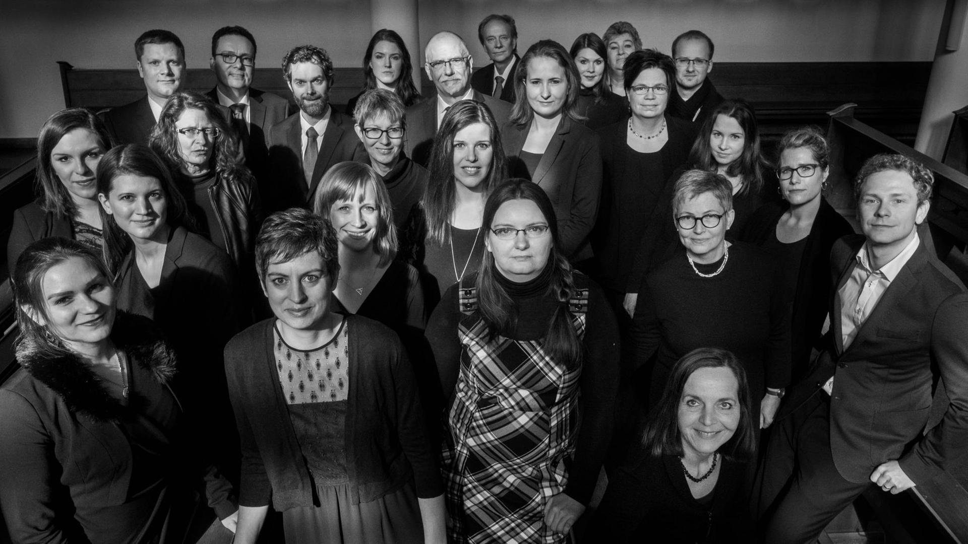 Gruppenbild des Chores als schwarz-weiß Porträt Gruppenbild des Chores als schwarz-weiß Porträt