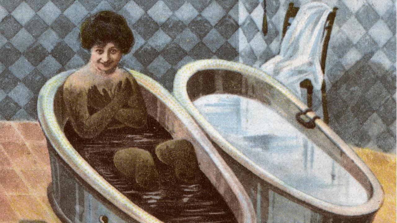 Eine Postkarte von 1908 zeigt eine frau in einem Morrbad Eine Postkarte von 1908 zeigt eine frau in einem Morrbad