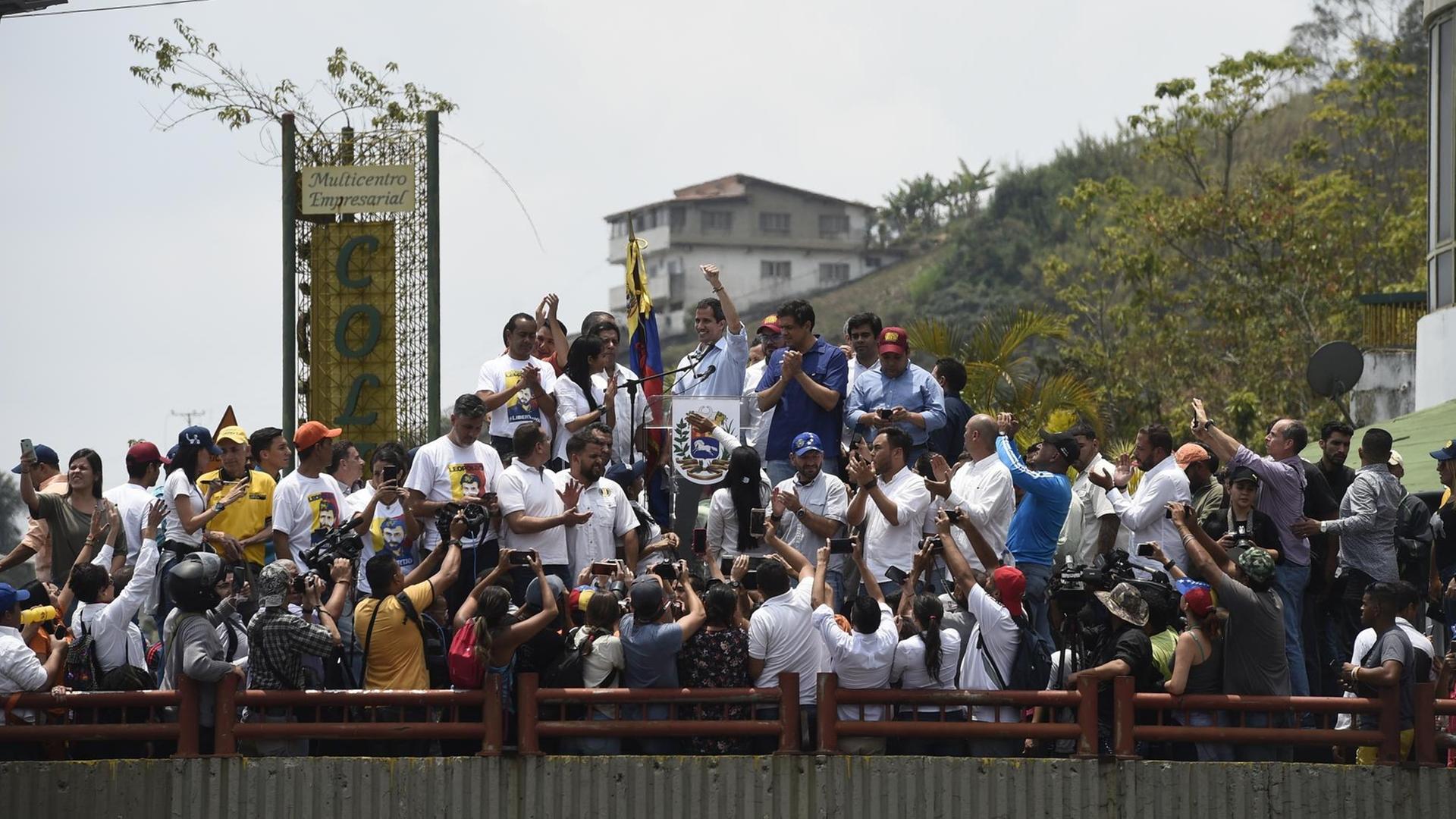 Der selbsternannte venezolanische Interimspräsident Juan Guaidó spricht zu seinen Unterstützern Der selbsternannte venezolanische Interimspräsident Juan Guaidó spricht zu seinen Unterstützern
