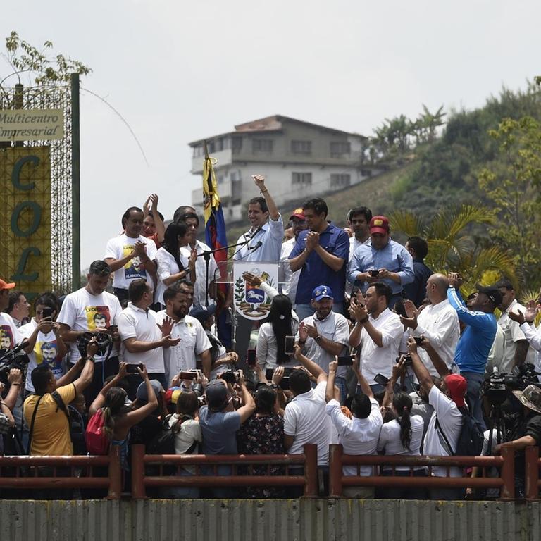Der selbsternannte venezolanische Interimspräsident Juan Guaidó spricht zu seinen Unterstützern