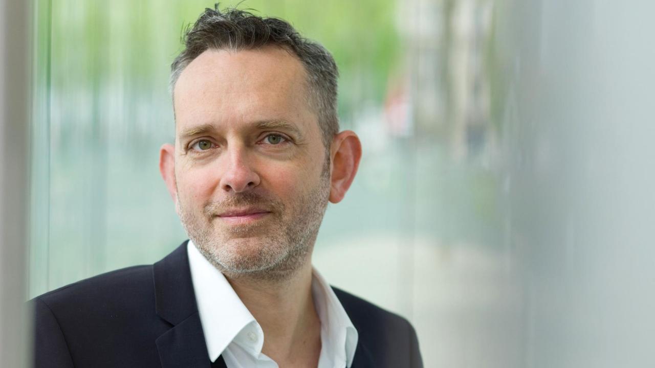 Portrait des Frankfurter Autors Stefan Weiller, aufgenommen am 29.04.2017 in Wiesbaden. Foto: Frank Röth Portrait des Frankfurter Autors Stefan Weiller, aufgenommen am 29.04.2017 in Wiesbaden. Foto: Frank Röth