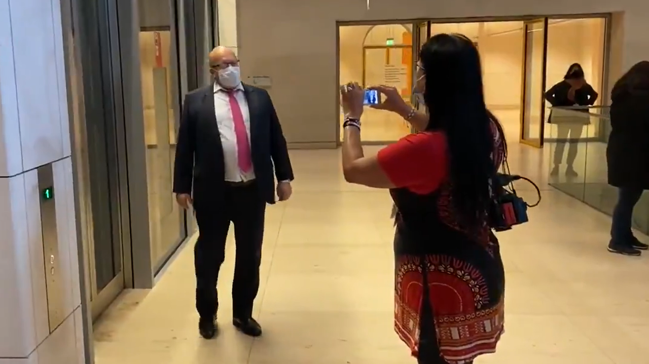 Bundeswirtschaftsminister Altmaier wird von einer Frau mit Handy gefilmt. Bundeswirtschaftsminister Altmaier wird von einer Frau mit Handy gefilmt.