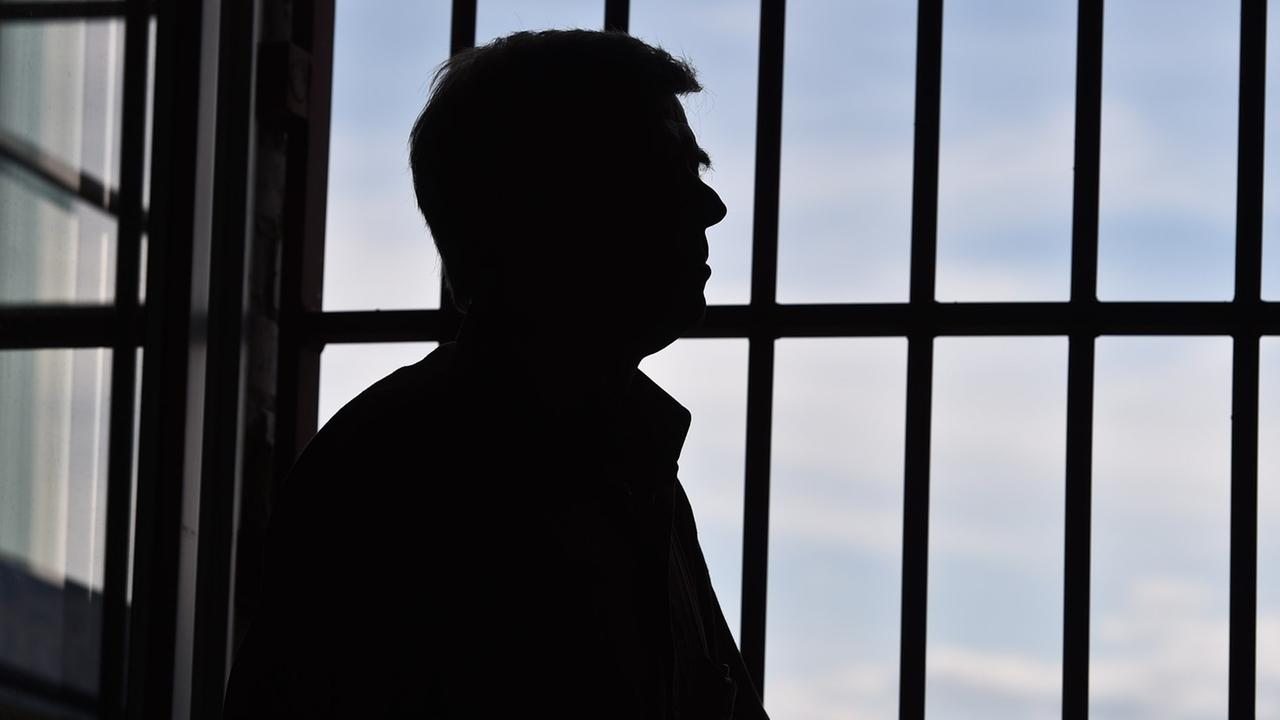 Ehemaliger politischer Gefangener Gilbert Furian in Gefängniszelle der Gedenkstätte Zuchthaus Cottbus