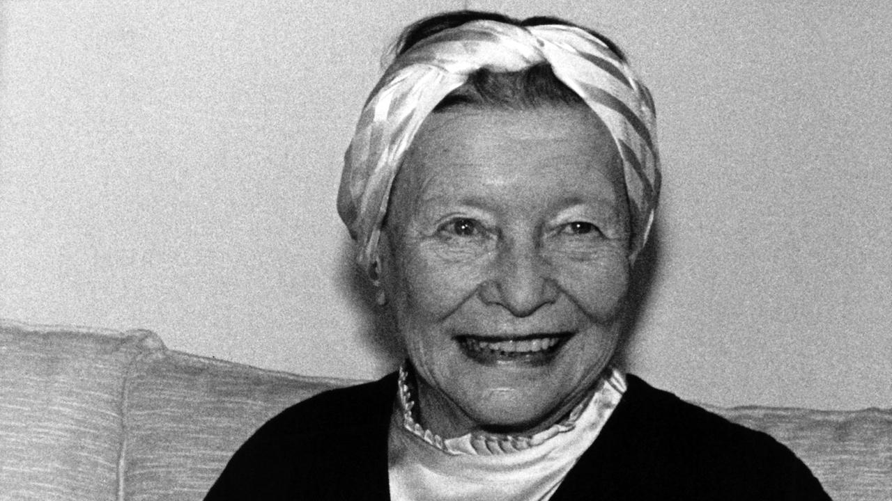 Die französische Schriftstellerin und Feministin Simone de Beauvoir, aufgenommen bei einer Pressekonferenz in der dänischen Botschaft in Paris am 21.04.1983 nach der Entgegennahme des dänischen Sonning Kulturpreises. Die französische Schriftstellerin und Feministin Simone de Beauvoir, aufgenommen bei einer Pressekonferenz in der dänischen Botschaft in Paris am 21.04.1983 nach der Entgegennahme des dänischen Sonning Kulturpreises.