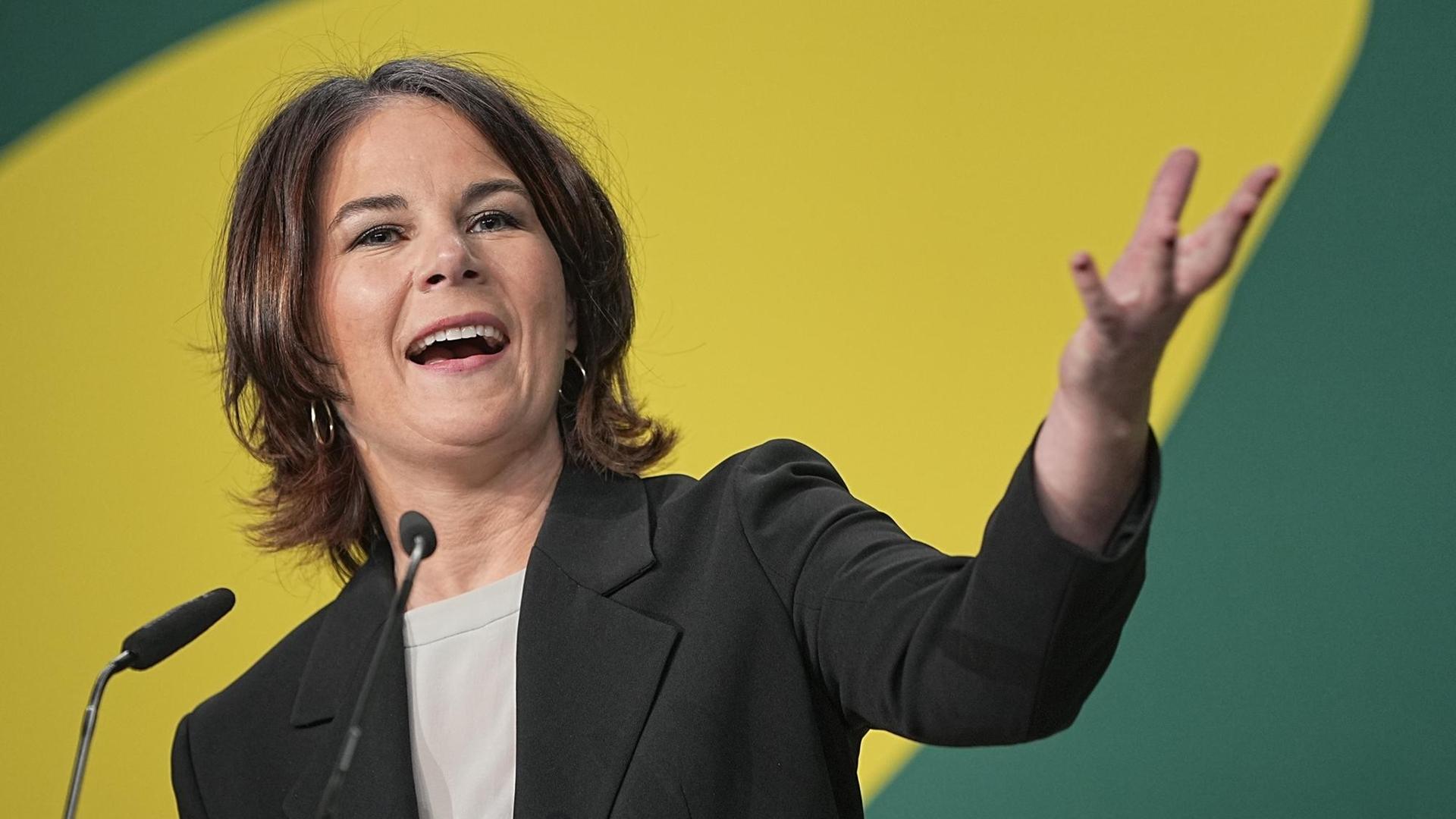 Annalena Baerbock, Bundesvorsitzende von Bündnis 90/Die Grünen, spricht beim Außerordentlichen Länderrat der Grünen zum Ergebnis der Sondierungsgespräche sowie zur Aufnahme von Koalitionsverhandlungen nach der Bundestagswahl. Annalena Baerbock, Bundesvorsitzende von Bündnis 90/Die Grünen, spricht beim Außerordentlichen Länderrat der Grünen zum Ergebnis der Sondierungsgespräche sowie zur Aufnahme von Koalitionsverhandlungen nach der Bundestagswahl.