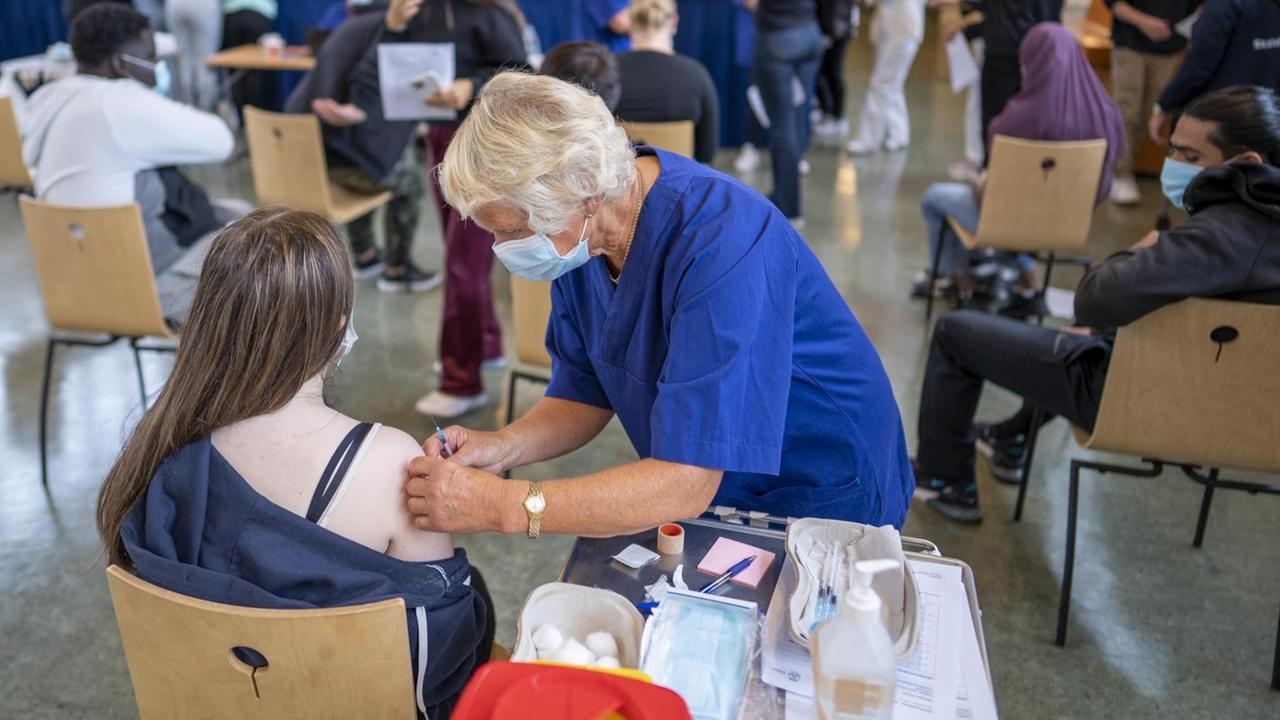 Eine Schülerin in Oslo bekommt ihre erste Impfung gegen Covid-19 in der Schulaula, 7.September 2021. Es gibt aktuell Massenimpfungen an Norwegens Schulen.