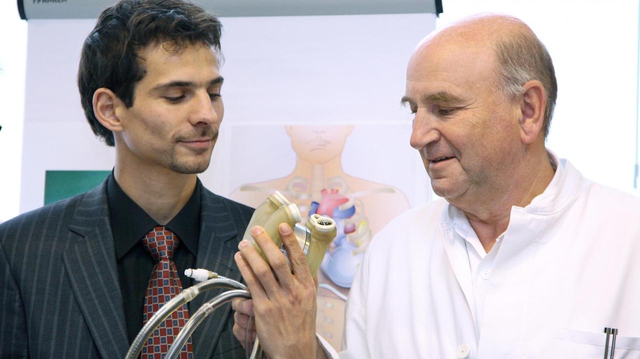 Dr. Thomas Finocchiaro (l) vom Helmholtz-Zentrum für Biomedizinische Technik in Aachen und Prof. Reiner Körfer vom Evangelischen Klinikum Niederrhein in Duisburg mit dem Kunstherz "ReinHeart" Dr. Thomas Finocchiaro (l) vom Helmholtz-Zentrum für Biomedizinische Technik in Aachen und Prof. Reiner Körfer vom Evangelischen Klinikum Niederrhein in Duisburg mit dem Kunstherz "ReinHeart"