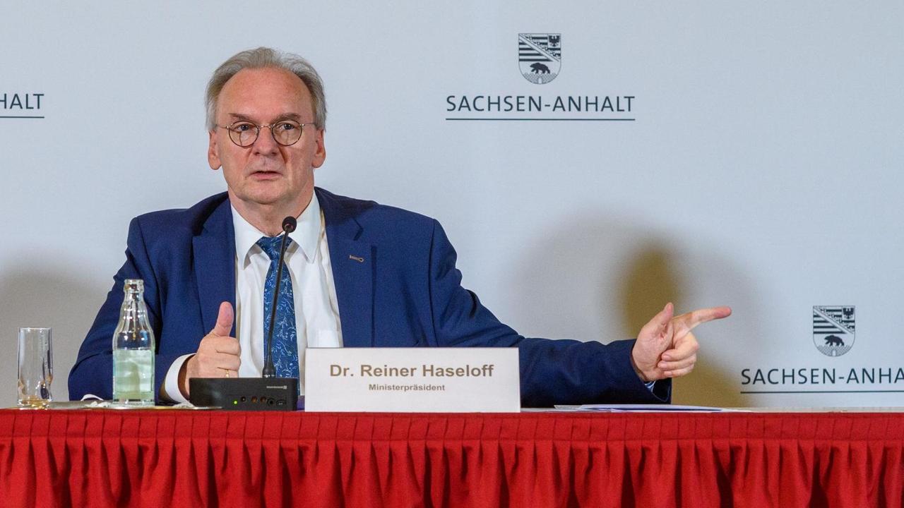 Reiner Haseloff (CDU), Ministerpräsident des Landes Sachsen-Anhalt, an einem Tisch bei einer Pressekonferenz Reiner Haseloff (CDU), Ministerpräsident des Landes Sachsen-Anhalt, an einem Tisch bei einer Pressekonferenz