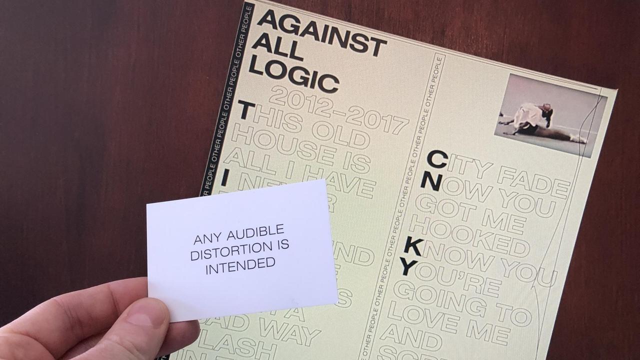 Der Zettel, der vor Verzerrung warnt: "2012-2017" von Against All Logic