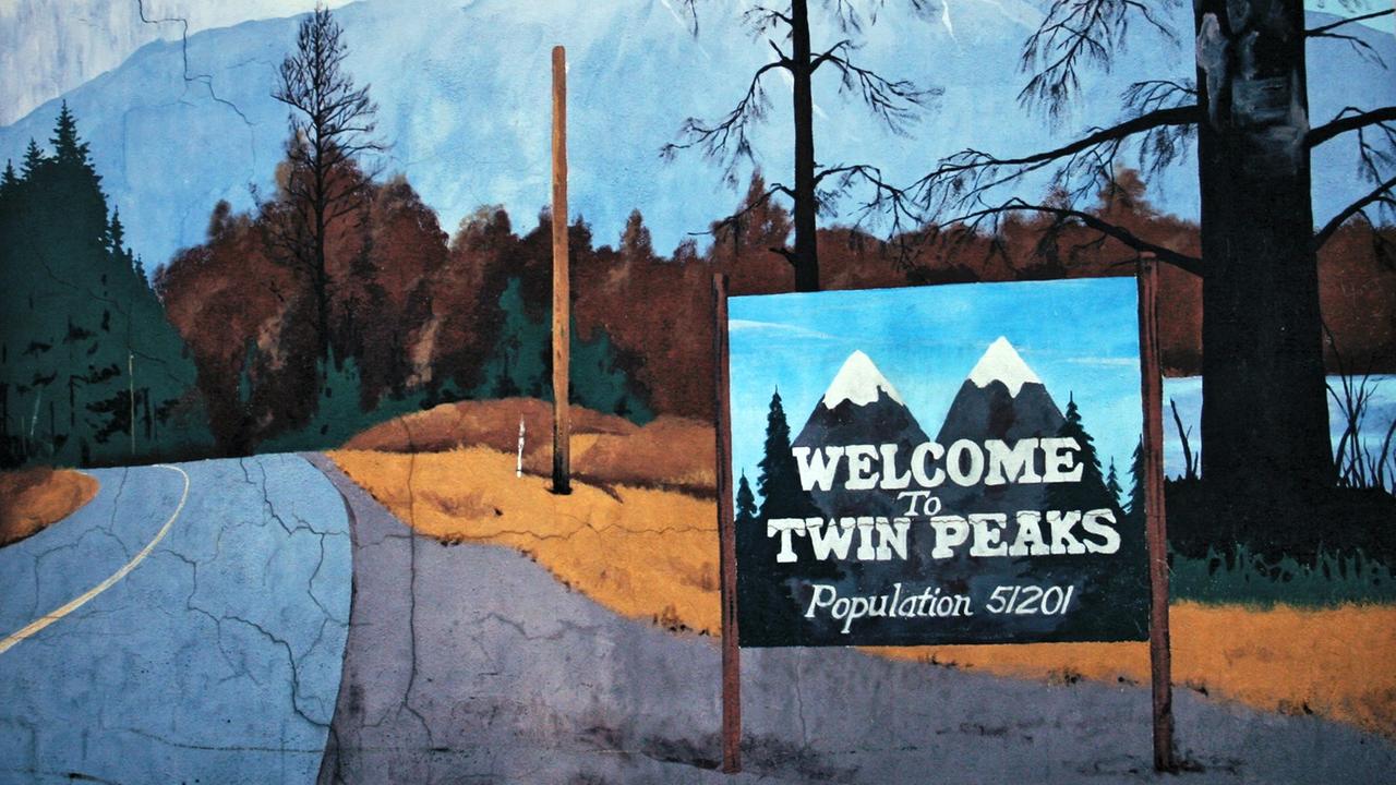 Wandbemalung in einem Café in Twin Peaks mit aufgemaltem Ortsschild Wandbemalung in einem Café in Twin Peaks mit aufgemaltem Ortsschild