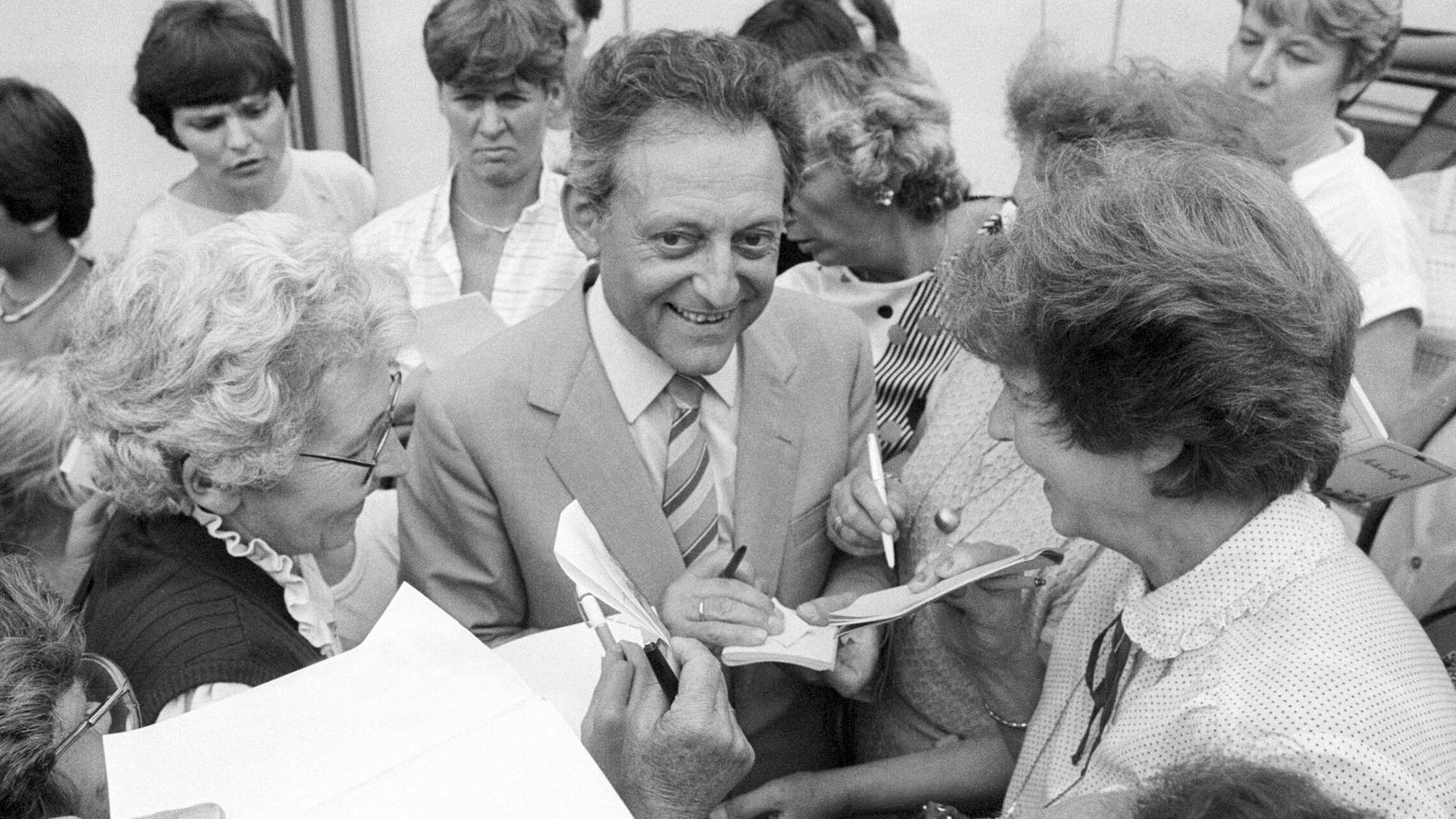 Moderator Hans Rosenthal gibt 1983 seinen Fans Autogramme. Moderator Hans Rosenthal gibt 1983 seinen Fans Autogramme.