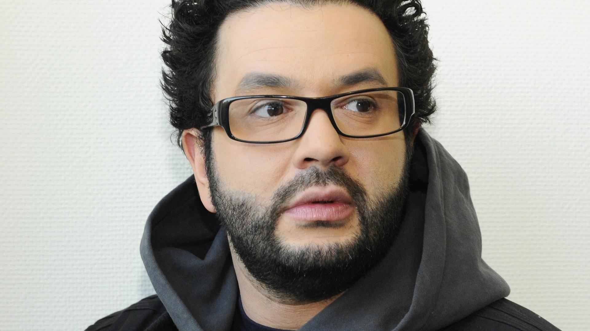 Der Kabarettist Oliver Polak aufgenommen vor neutralem Hintergrund am 28.11.2010 in Köln. Der Kabarettist Oliver Polak aufgenommen vor neutralem Hintergrund am 28.11.2010 in Köln.