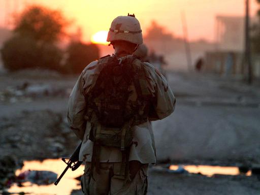Ein US-Soldat von der 4. Infantriedivision patrouilliert am 24.8.2003 in Samarra nördlich der irakischen Hauptstadt Bagdad.