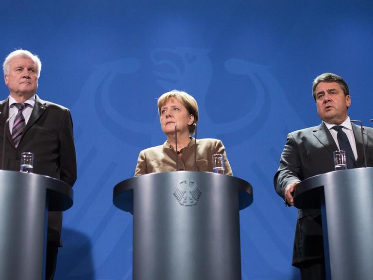 Bundeskanzlerin Angela Merkel, CSU-Chef Horst Seehofer und SPD-Chef Sigmar Gabriel bei einer gemeinsamen Pressekonferenz in Berlin.