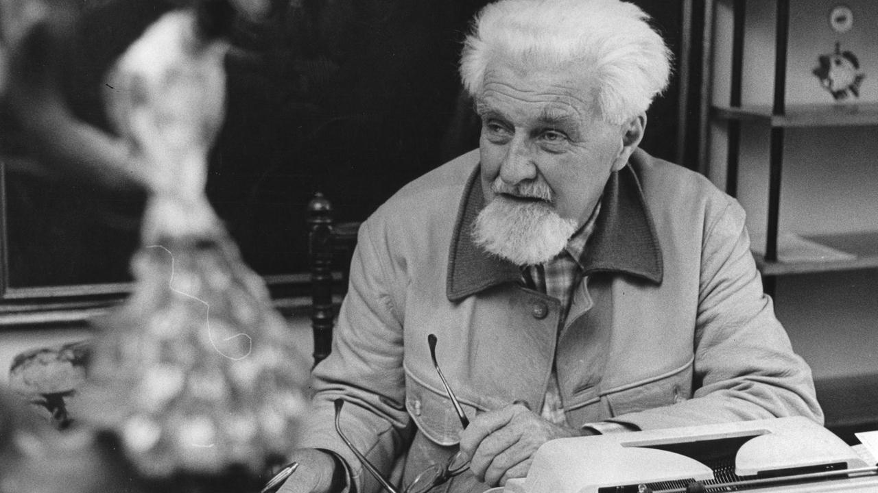 Nobelpreisträger und Zoologe Konrad Lorenz an seinem Schreibtisch. Schwarzweiß-Fotografie um 1970. Nobelpreisträger und Zoologe Konrad Lorenz an seinem Schreibtisch. Schwarzweiß-Fotografie um 1970.