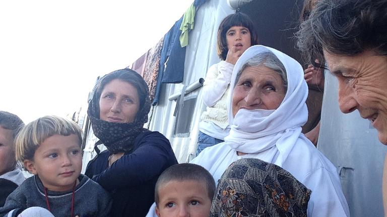 Jesidische Flüchtlinge in einem Flüchtlingslager bei Batman im Südosten der Türkei Jesidische Flüchtlinge in einem Flüchtlingslager bei Batman im Südosten der Türkei