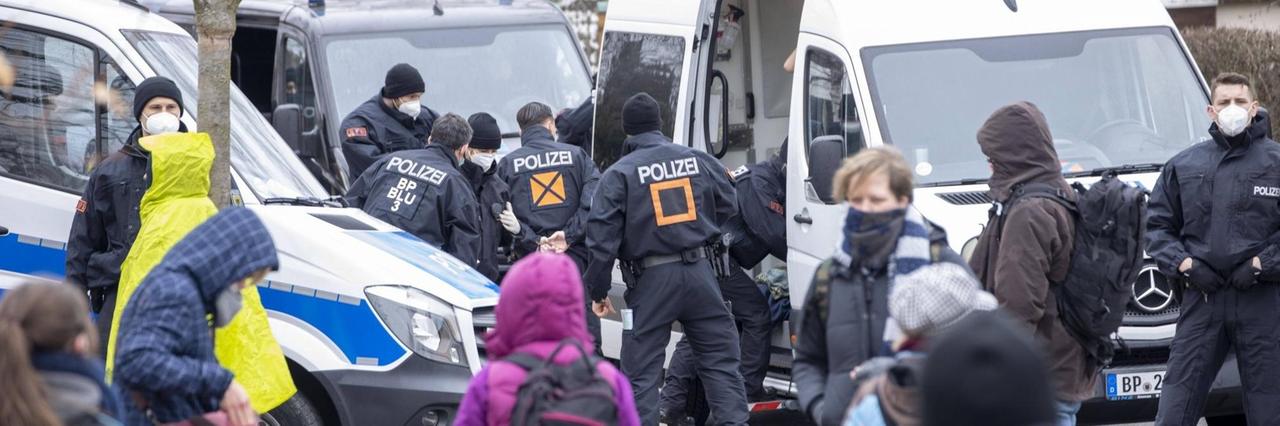 Mehrere Polizeiwagen stehen auf einem Platz. Mehrere Polizeiwagen stehen auf einem Platz.