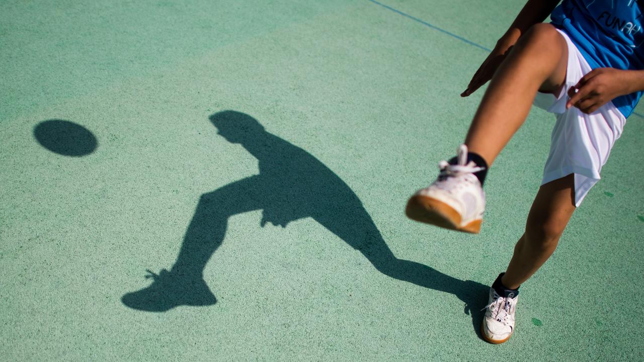 Ein junger Flüchtling spielt Fußball. Ein junger Flüchtling spielt Fußball.