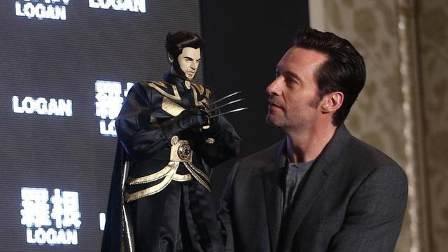 Hugh Jackman mit einer Actionfigur von Wolverine vor einer Pressekonferenz des Regisseurs James Mangold zum Film "Logan - The Wolverine" in Taiwan