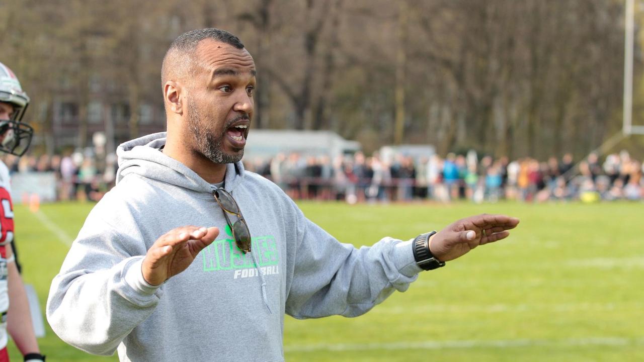 Der NFL-Experte und American-Football-Trainer Patrick Esume. Der NFL-Experte und American-Football-Trainer Patrick Esume.