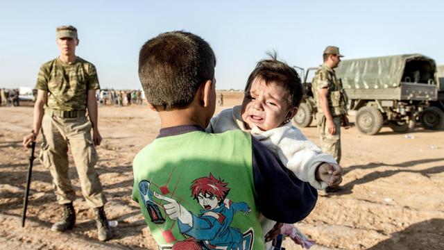 Einwohner der syrischen Stadt Kobani (Arabisch: Ain al-Arab) flüchten am 30.09.2014 vor den Attacken Terrormiliz Islamischer Staat (IS) über die Grenze in den türkischen Ort Suruc.