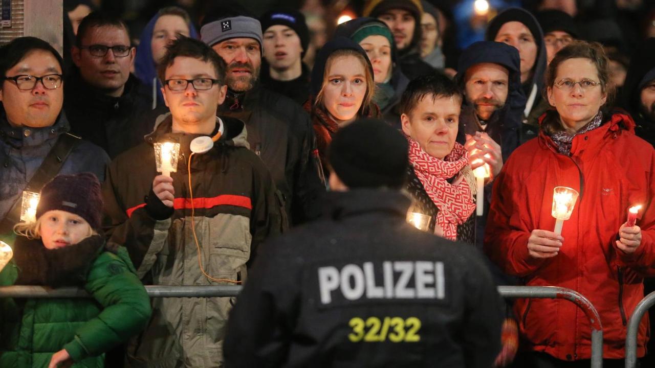 Gegner des islamkritischen Legida-Bündnisses demonstrieren am 11.01.2016 in Leipzig (Sachsen) mit Kerzen in der Hand. Gegner des islamkritischen Legida-Bündnisses demonstrieren am 11.01.2016 in Leipzig (Sachsen) mit Kerzen in der Hand.