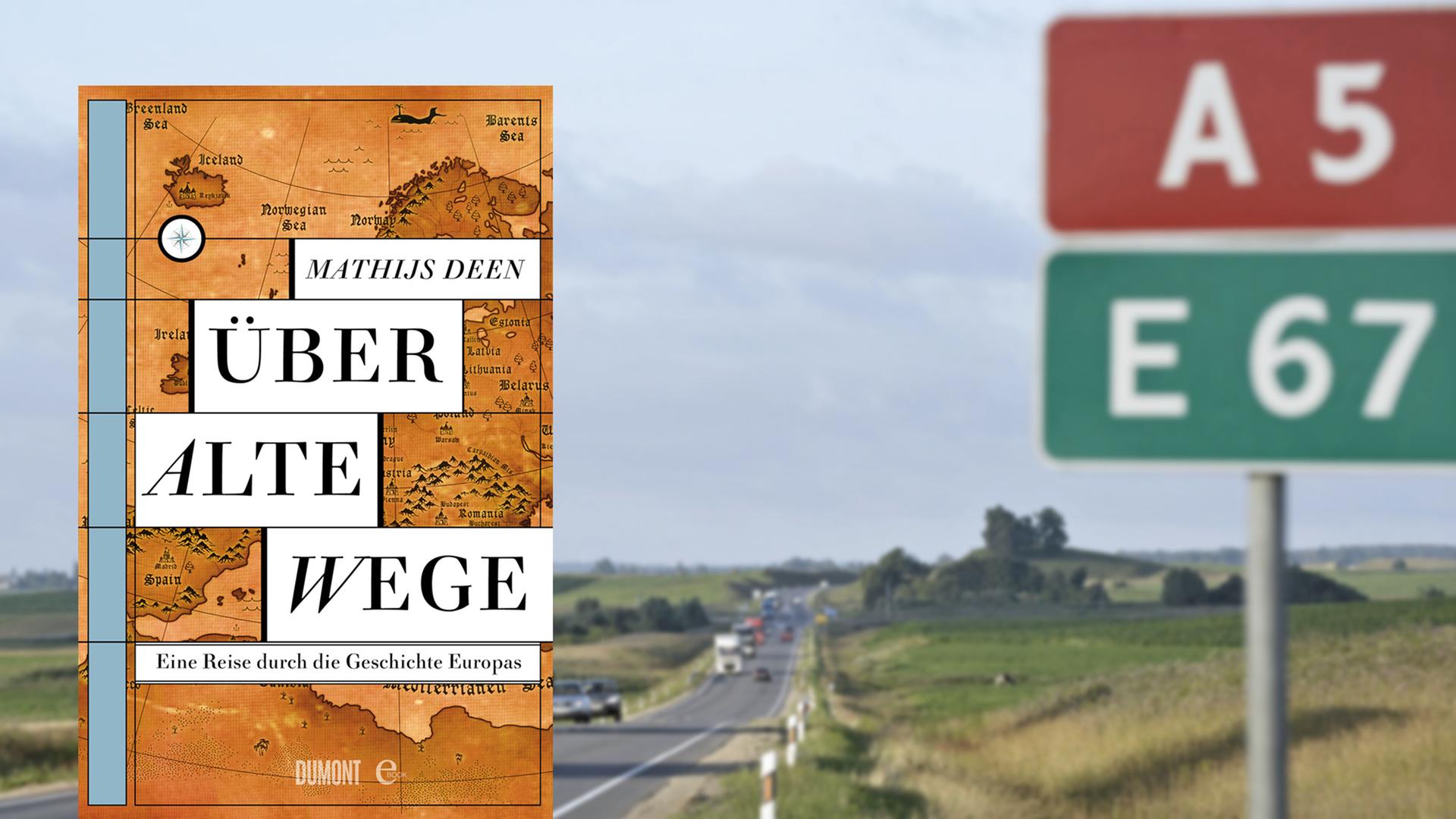 Eine Combo zeigt das Buchcover "Über alte Wege" von Mathijs Deen vor einem Foto der Europastraße 67, der Via Baltica, in Lettland, auf der Lkws fahren.
