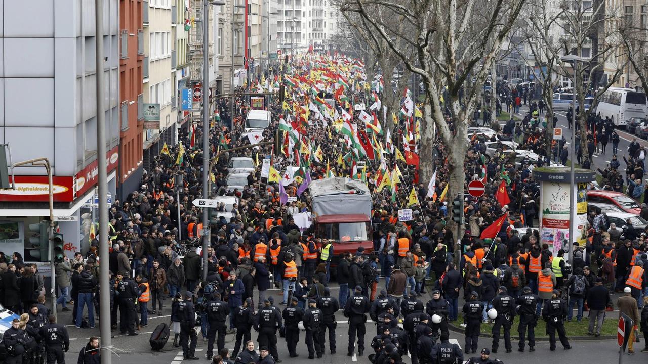 Begleitet von einem großen Polizeiaufgebot protestieren in Köln kurdische Demonstranten gegen den Militäreinsatz der Türkei in Nord-Syrien Begleitet von einem großen Polizeiaufgebot protestieren in Köln kurdische Demonstranten gegen den Militäreinsatz der Türkei in Nord-Syrien