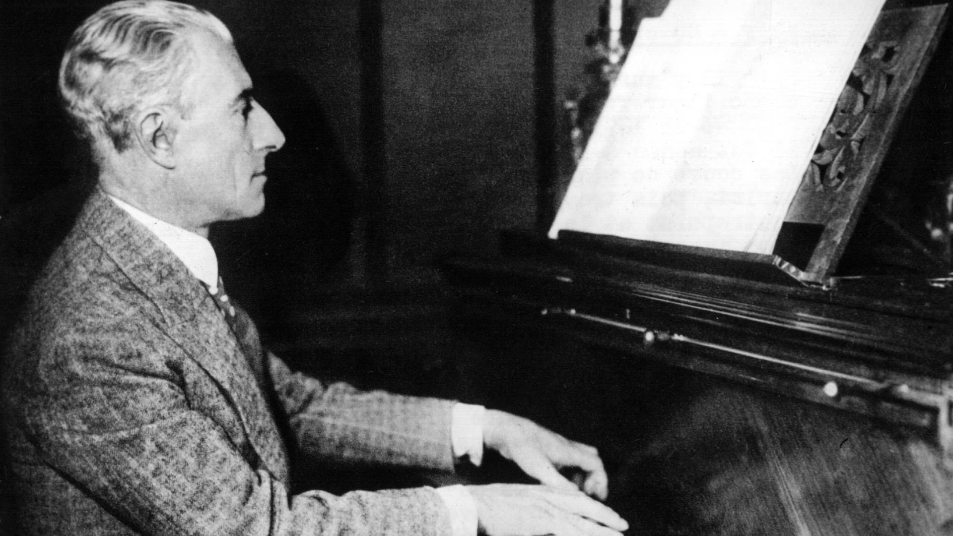 Der französische Komponist (u.a. "Bolero", "Daphnis und Chloe") in einer zeitgenössischen Aufnahme. Maurice Ravel wurde am 7. März 1875 in Ciboure geboren und ist am 28. Dezember 1937 in Paris gestorben. | Der französische Komponist (u.a. "Bolero", "Daphnis und Chloe") in einer zeitgenössischen Aufnahme. Maurice Ravel wurde am 7. März 1875 in Ciboure geboren und ist am 28. Dezember 1937 in Paris gestorben. |