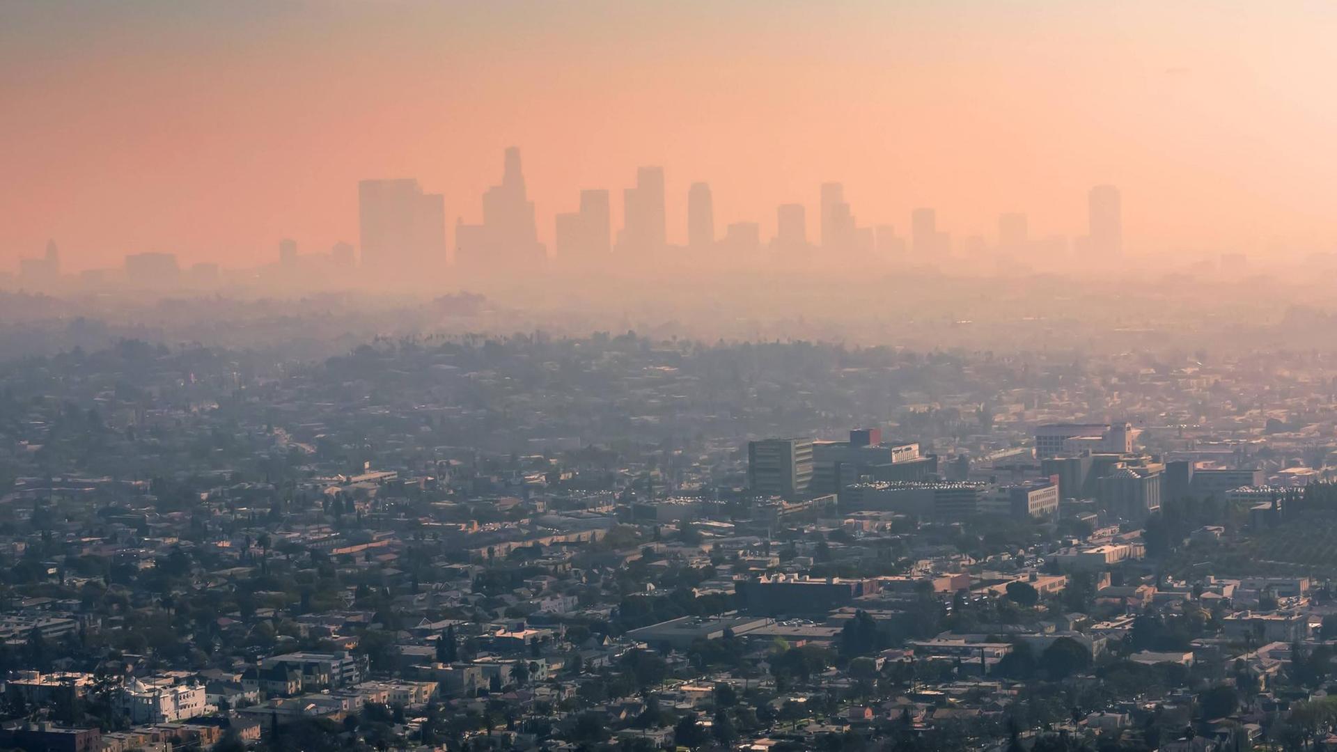 Eine Dunstglocke liegt über Los Angeles. Eine Dunstglocke liegt über Los Angeles.