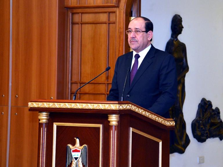 Der irakische Ministerpräsident Nuri al-Maliki steht hinter einem Rednerpult.