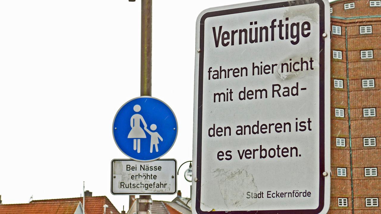 Ein Verkehrsschild der Stadt Eckernförde mit der Aufschrift "Vernünftige fahren hier nicht mit dem Rad - den anderen ist es verboten." Ein Verkehrsschild der Stadt Eckernförde mit der Aufschrift "Vernünftige fahren hier nicht mit dem Rad - den anderen ist es verboten."