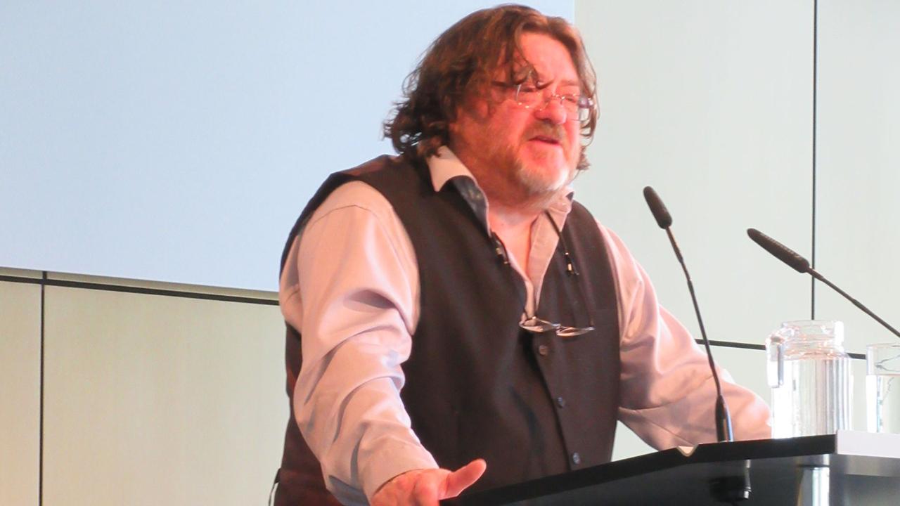 Der schottische Schriftsteller John Burnside in der Akademie der Künste während seiner Rede zur Poesie, 2017 Der schottische Schriftsteller John Burnside in der Akademie der Künste während seiner Rede zur Poesie, 2017