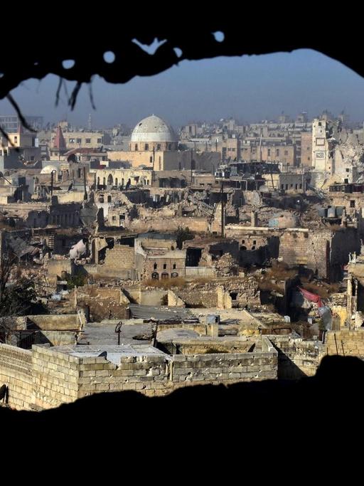 Blick auf die zerstörte syrische Stadt Aleppo.
