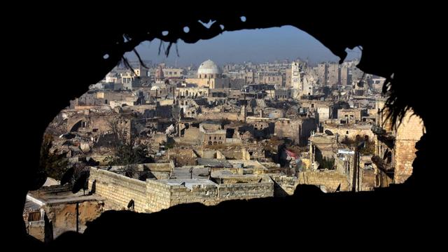 Blick auf die zerstörte syrische Stadt Aleppo.