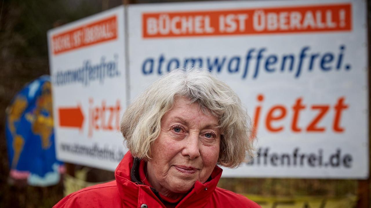 Friedensaktivistin Elke Koller im Jahr 2017 auf der Friedenswiese nahe des Bundeswehr-Fliegerhorstes in Büchel. Friedensaktivistin Elke Koller im Jahr 2017 auf der Friedenswiese nahe des Bundeswehr-Fliegerhorstes in Büchel.