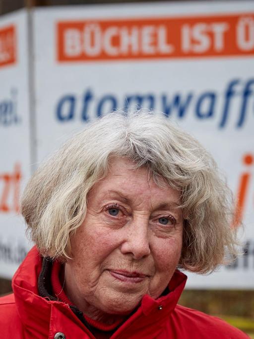 Friedensaktivistin Elke Koller im Jahr 2017 auf der Friedenswiese nahe des Bundeswehr-Fliegerhorstes in Büchel.