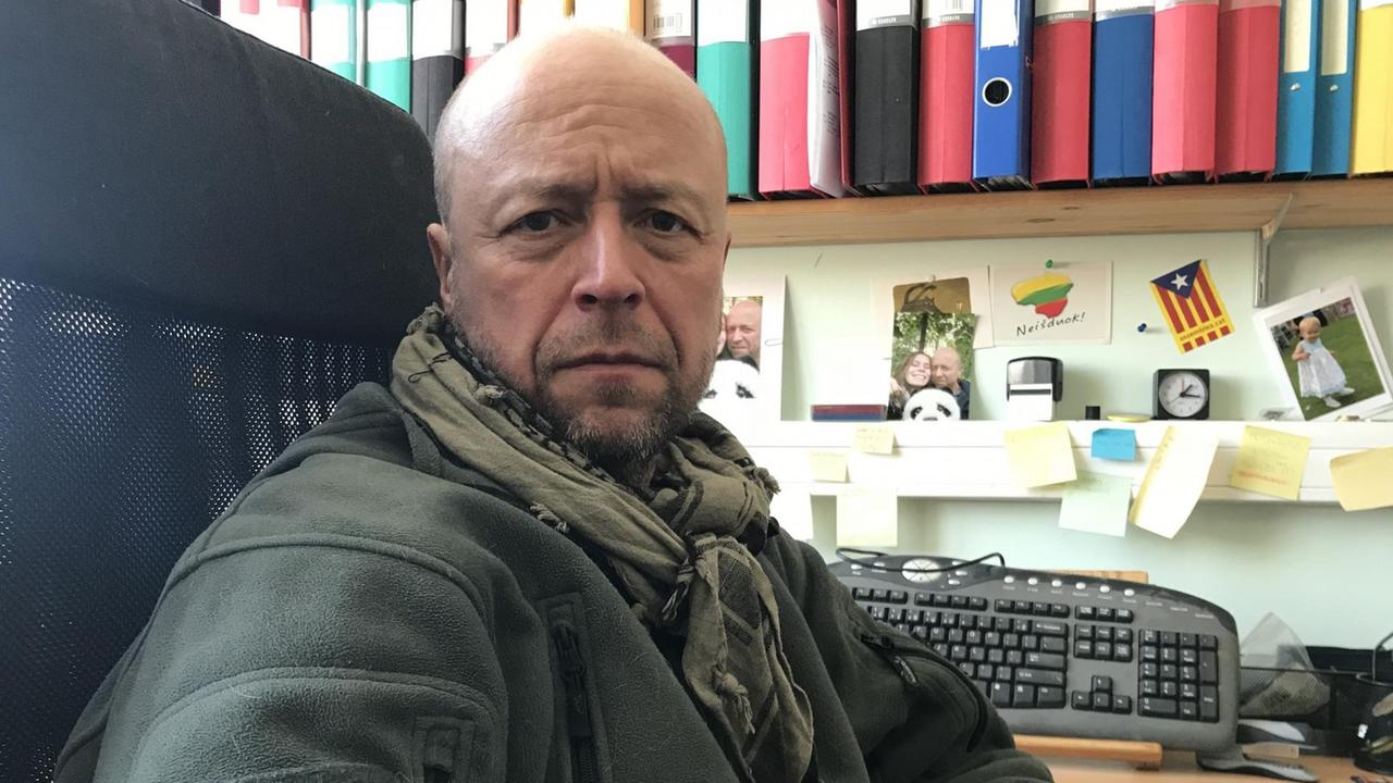 Mann seitlich aufgenommen, im Parka, mit Glatze Mann seitlich aufgenommen, im Parka, mit Glatze