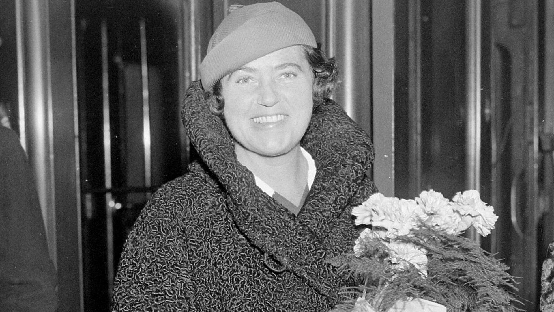 Lotte Lehmann ( famous German prima donna who shares with Elena Gerhardt the claim to be premier lieder singer ) has arrived in London - she will sing at her first lieder concert tomorrow ( Sunday ) - photo shows Lotte Lehmann on arrival at Victoria Station October 20th 1934 PUBLICATIONxINxGERxSUIxAUTxONLY UnitedArchives00950886 Lotte Lehmann Famous German Prima Donna Who Shares With Elena Gerhardt The Claim to Be Premier Songs Singer has arrived in London She will Sing AT her First Songs Concert Tomorrow Sunday Photo Shows Lotte Lehmann ON Arrival AT Victoria Station October 20th 1934 PUBLICATIONxINxGERxSUIxAUTxONLY UnitedArchives00950886 Lotte Lehmann ( famous German prima donna who shares with Elena Gerhardt the claim to be premier lieder singer ) has arrived in London - she will sing at her first lieder concert tomorrow ( Sunday ) - photo shows Lotte Lehmann on arrival at Victoria Station October 20th 1934 PUBLICATIONxINxGERxSUIxAUTxONLY UnitedArchives00950886 Lotte Lehmann Famous German Prima Donna Who Shares With Elena Gerhardt The Claim to Be Premier Songs Singer has arrived in London She will Sing AT her First Songs Concert Tomorrow Sunday Photo Shows Lotte Lehmann ON Arrival AT Victoria Station October 20th 1934 PUBLICATIONxINxGERxSUIxAUTxONLY UnitedArchives00950886