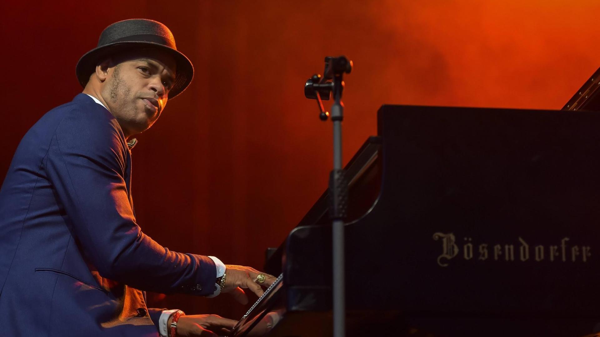 Roberto Alain Fonseca Cortés ( 29. März 1975 in Havanna) ist ein kubanischer Pianist, Komponist und Arrangeur. Das Foto zeigt ihn beim 26. Kulturarena 2017 - Festival auf dem Theatervorplatz in Jena an einem Klavier. Roberto Alain Fonseca Cortés ( 29. März 1975 in Havanna) ist ein kubanischer Pianist, Komponist und Arrangeur. Das Foto zeigt ihn beim 26. Kulturarena 2017 - Festival auf dem Theatervorplatz in Jena an einem Klavier.