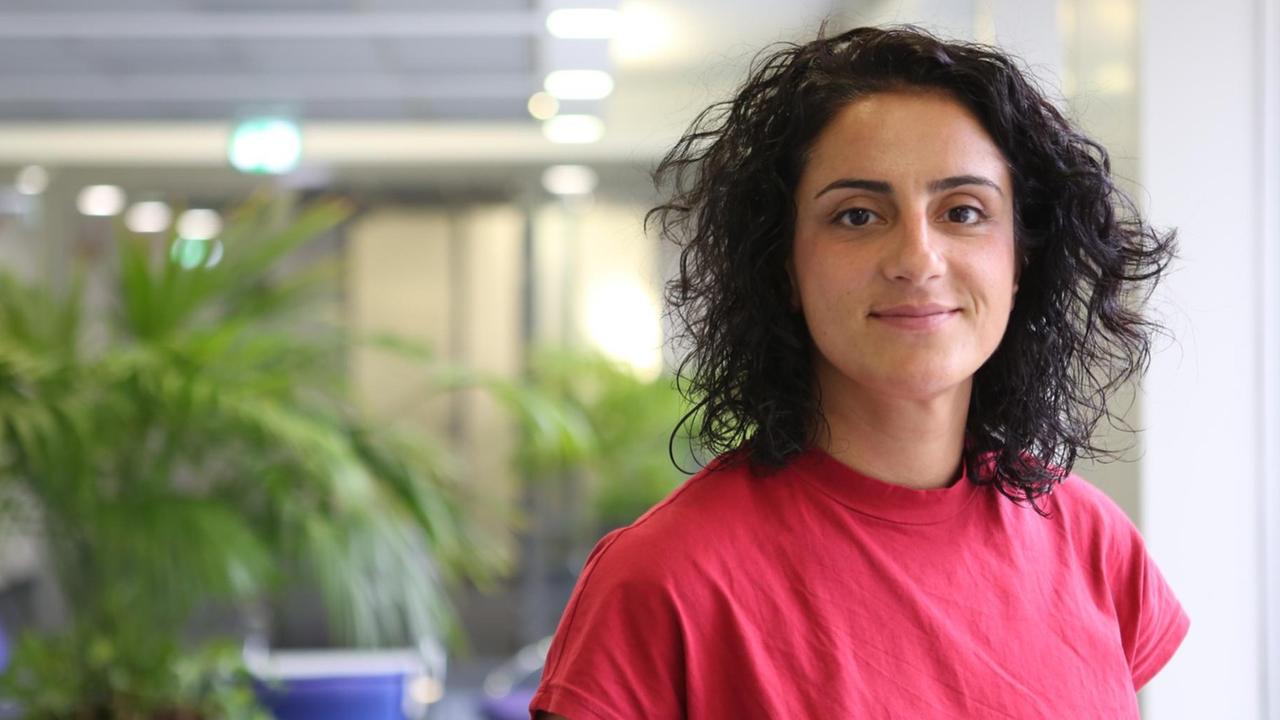 Tugba Tekkal ist ehemalige Profi-Fußballerin des FC Köln und hat "Scoring Girls", ein Fußball-Integrations-Projekt, gegründet. Tugba Tekkal ist ehemalige Profi-Fußballerin des FC Köln und hat "Scoring Girls", ein Fußball-Integrations-Projekt, gegründet.