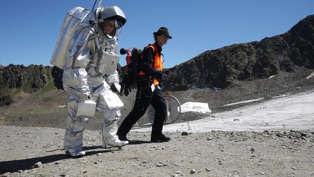 Die Analog-Astronautin (Forscher im Raumanzug), Carmen Köhler aus Berlin (l), geht auf dem Kaunertaler Gletscher (Österreich) in ihrem 45 Kilogramm schweren Raumanzug.