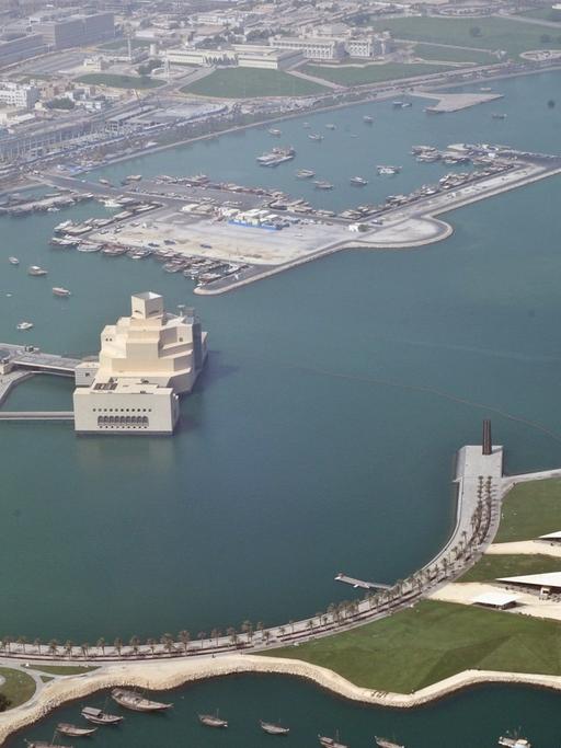 Das Bild zeigt das Hafenbecken Dohas aus der Luft fotografiert. 