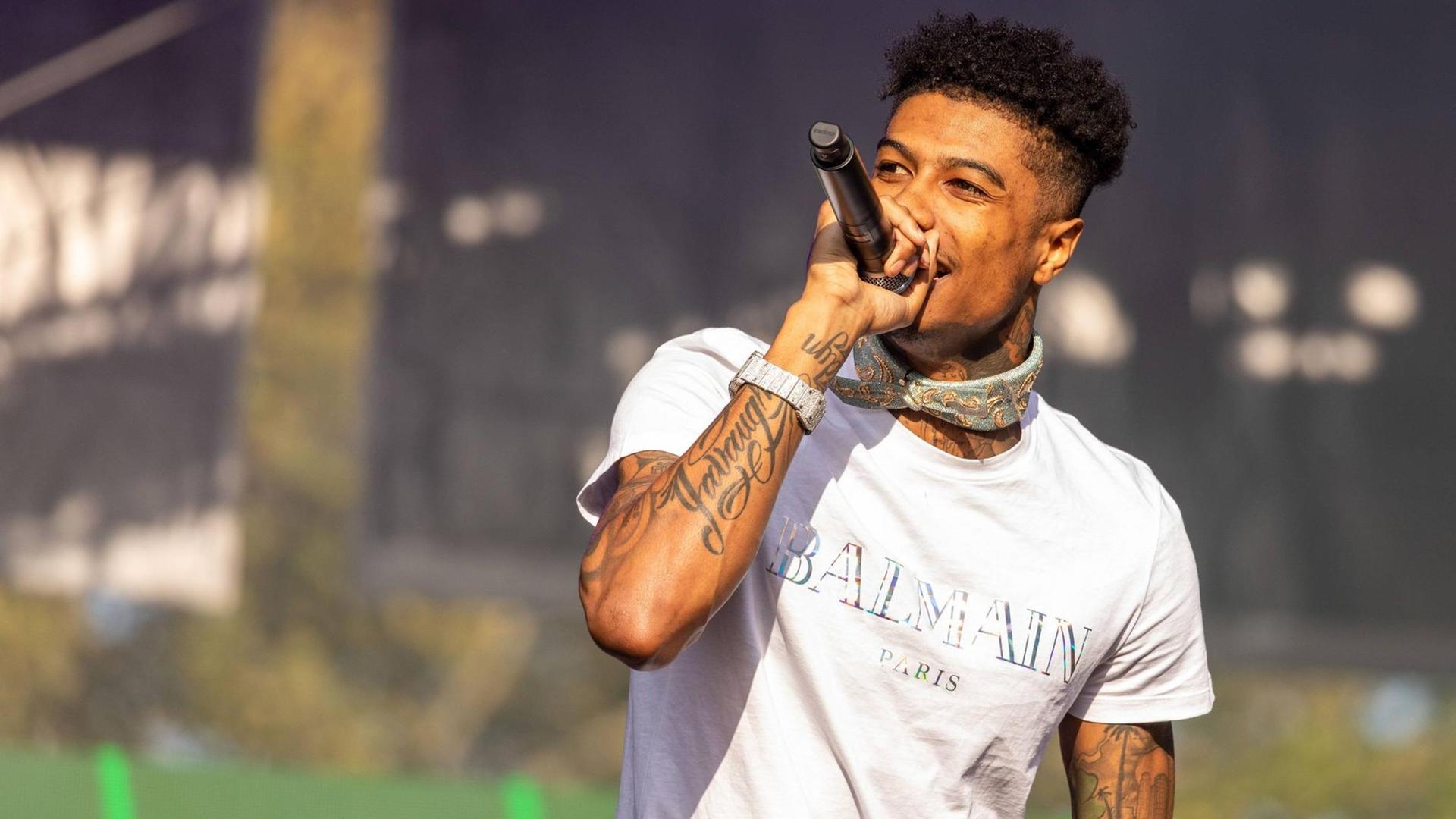 Rapper Blueface singt auf der Bühne Rapper Blueface singt auf der Bühne